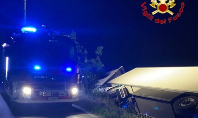 Chignolo Po Perde Il Controllo Del Camion Esce Di Strada E Finisce In