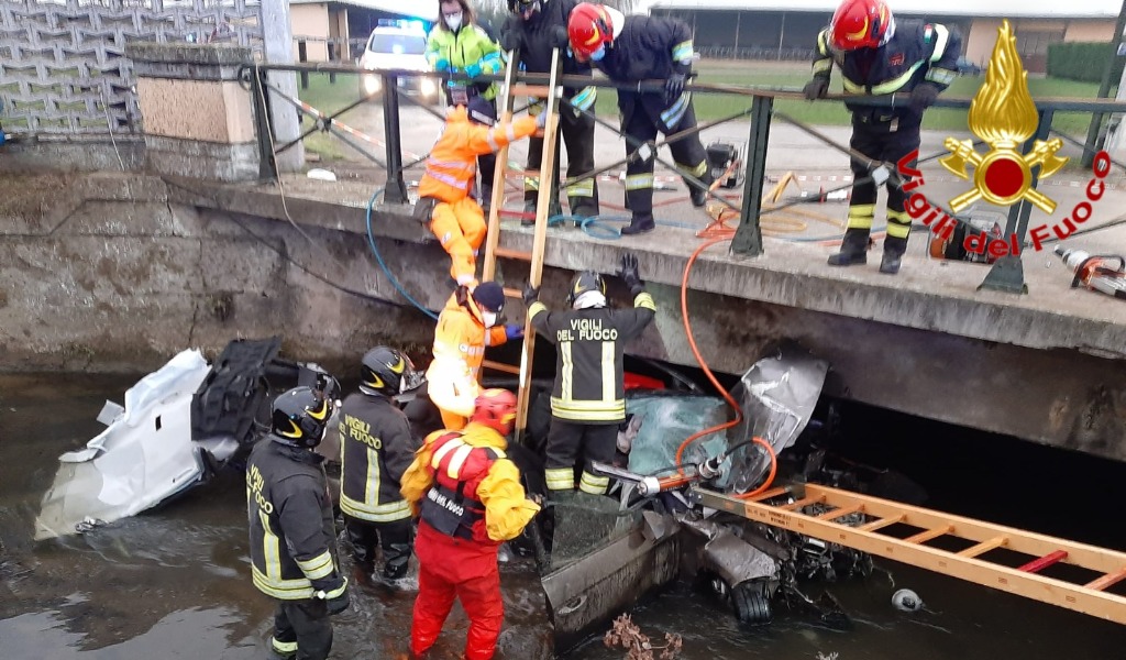 Si Ribalta Con L Auto Finisce In Un Canale E Resta Incastrato Nelle