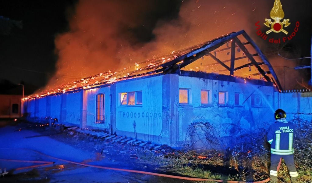 Incendio In Un Capannone Nella Notte Vigili Del Fuoco Impegnati Per