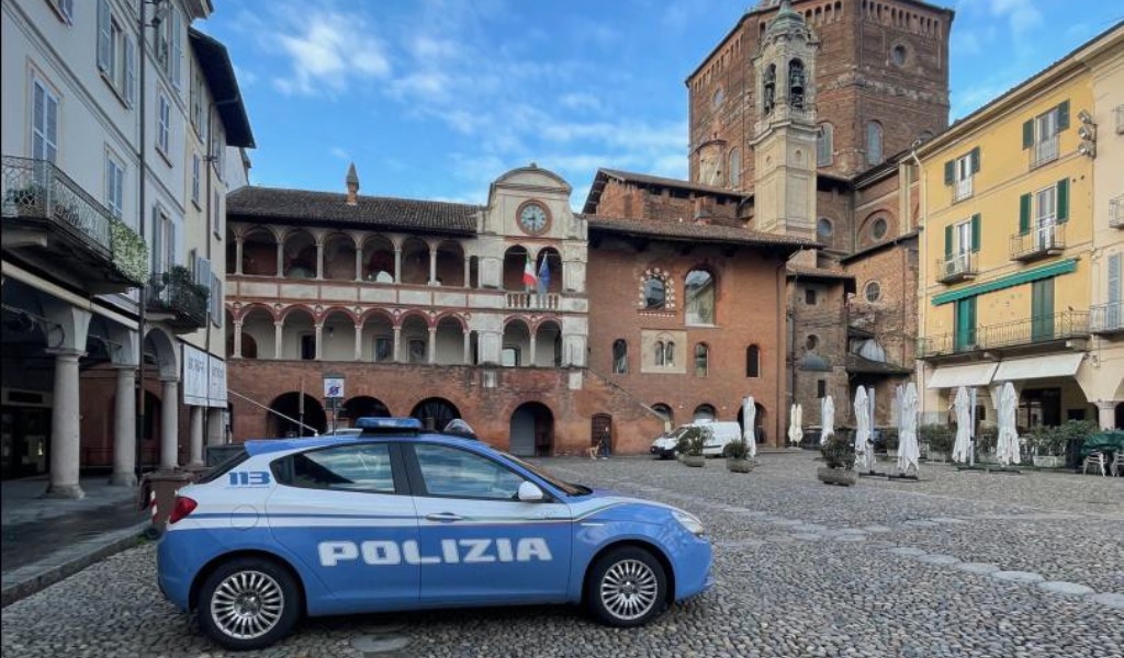 Pavia Sparò colpi di pistola in strada per poi barricarsi in casa