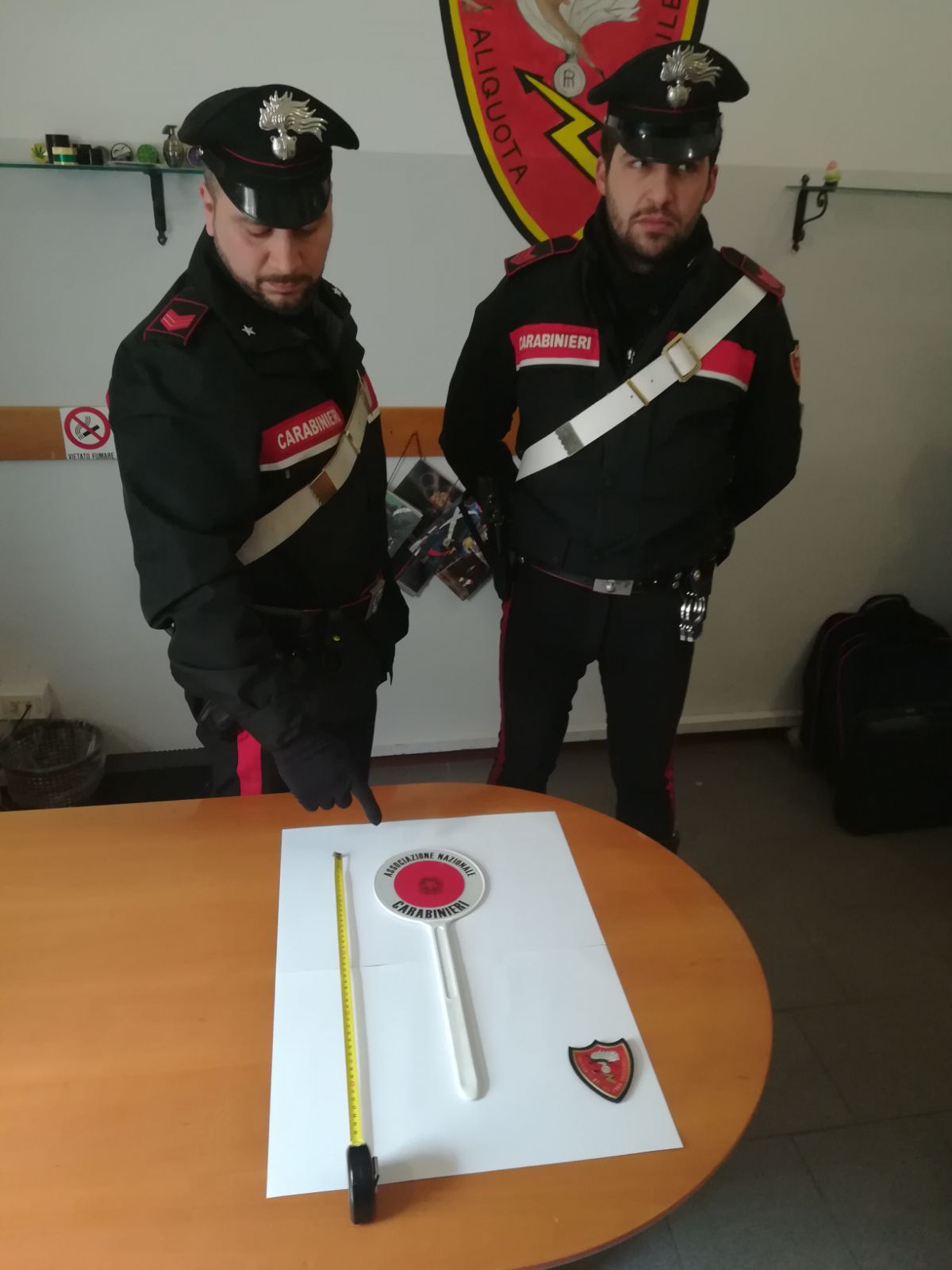 Simpatizzante Carabinieri falsifica paletta per segnalazioni