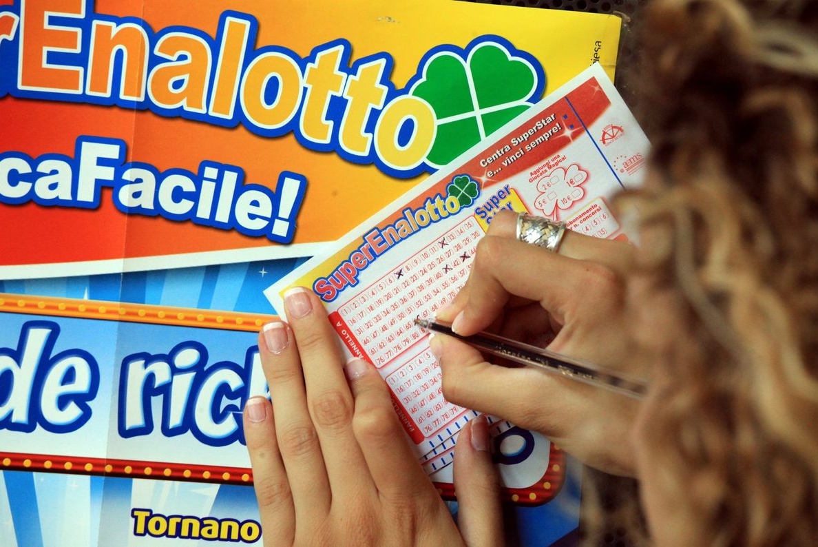 La Dea Bendata del SuperEnalotto bacia Milano