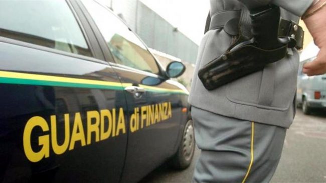 S’inventano cura a base di integratori per combattere il Covid-19: marito e moglie arrestati