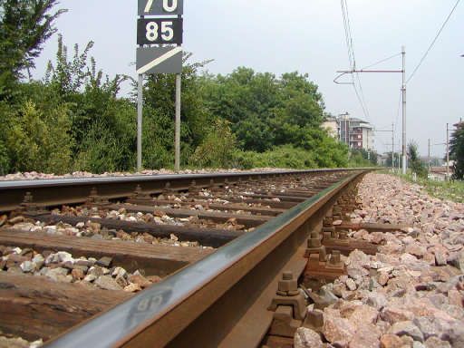 Cammina lungo i binari, 32enne travolto e ucciso da un treno merci
