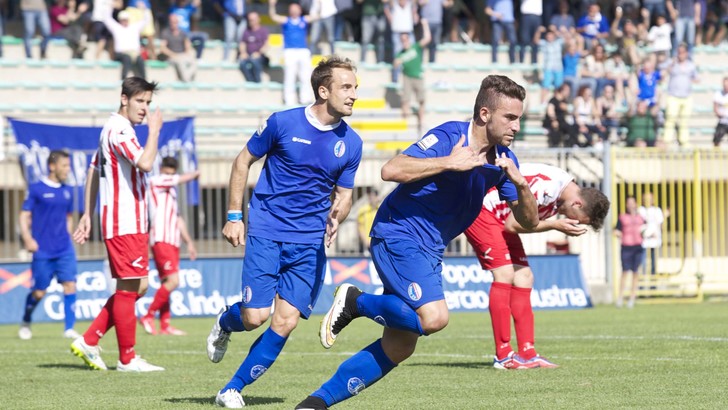 Calcio Pavia Si balla di gioia dopo la vittoria contro il Derthona