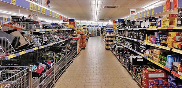 Banda dei trattori sfonda il market 