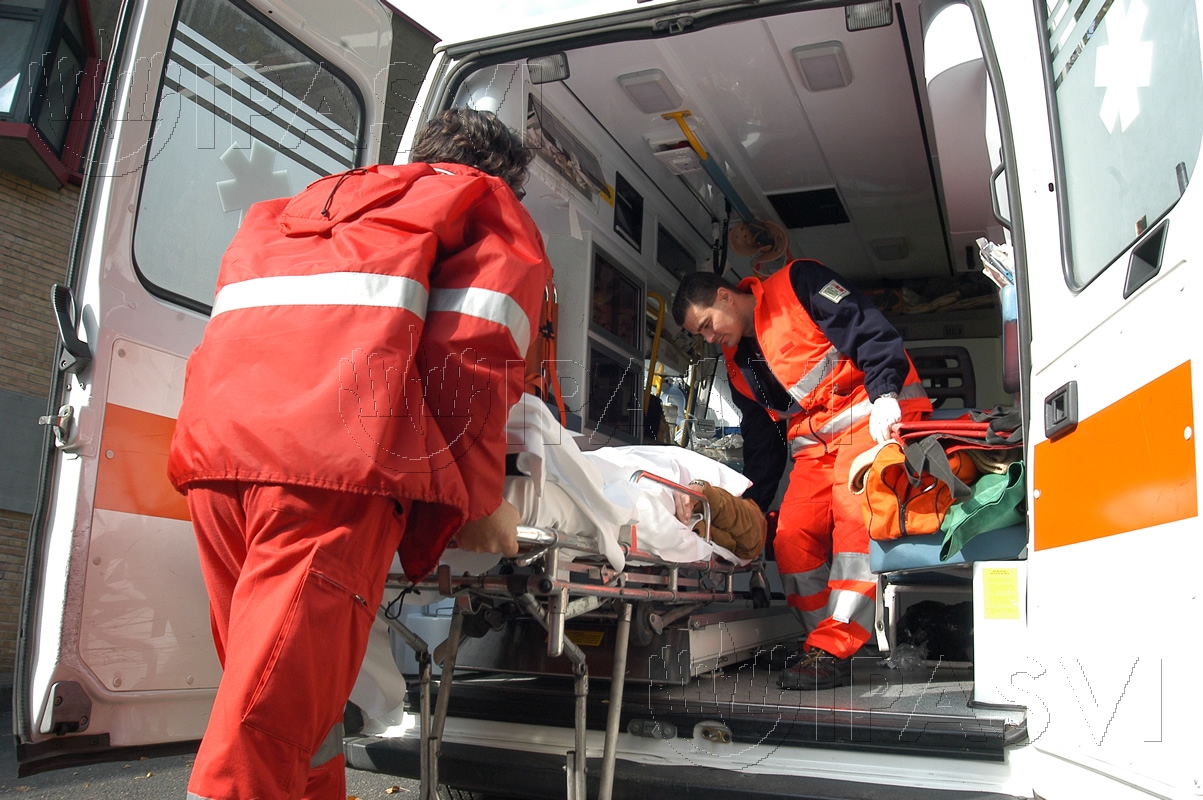 Scontro tra auto nelle prime ore del mattino SIRENE DI NOTTE