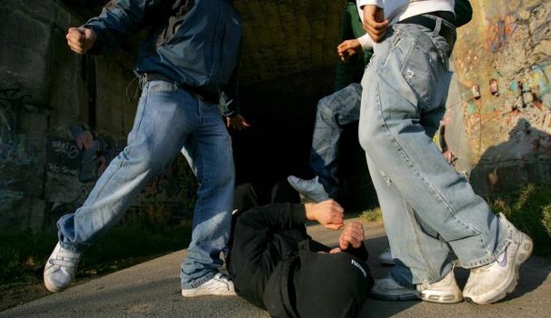 Ragazzino di 14 anni picchiato e preso a sassate da gruppo di coetanei