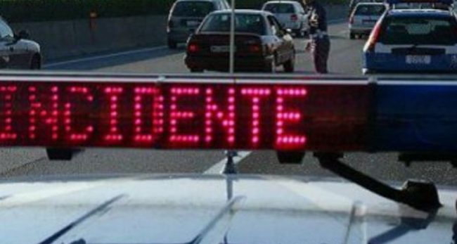 Incidente sulla Pavia-Lodi: carro attrezzi contro pullman, poi furgone va fuori strada