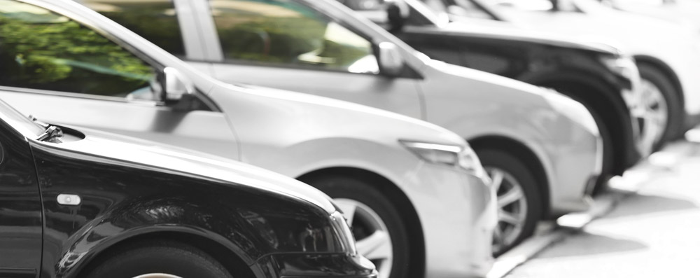 Parcheggi auto al posto di aiuole e alberi