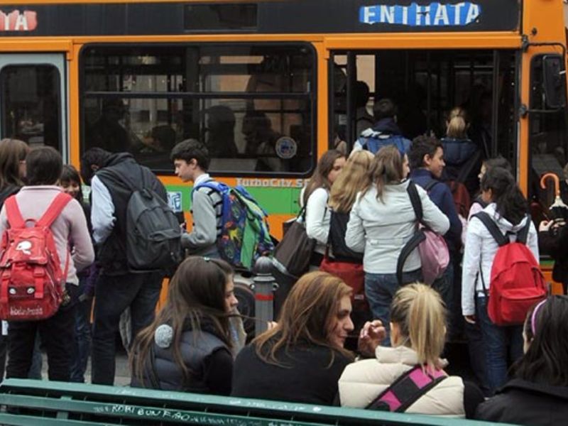 Bullismo a scuola e alla fermata del bus denunciato un minorenne