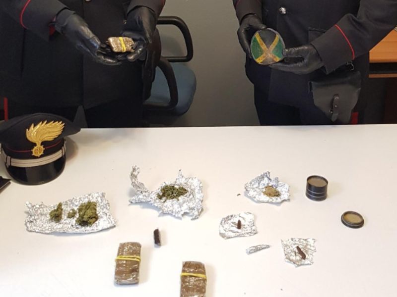 Sostanze stupefacenti illecite arrestata una 20enne