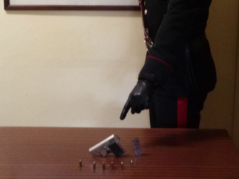 Pistola calibro 6.35 in casa Arrestato