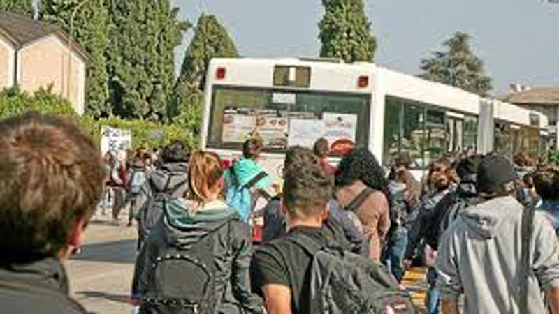 Pavia bullismo alla fermata del pullman