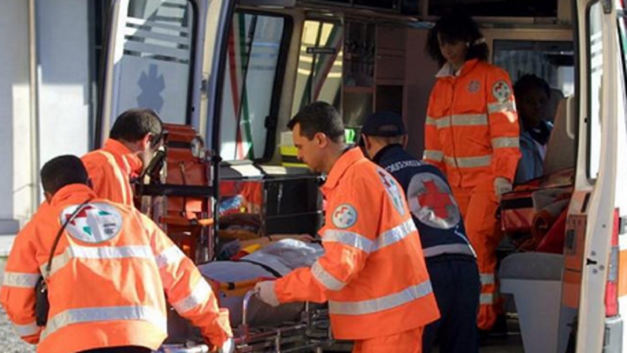 Auto ribaltata a Roncaro grave 20enne