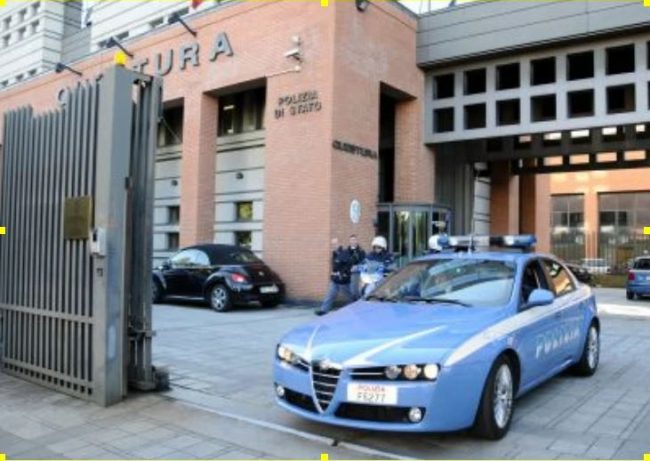 Tenta di scappare dalla Polizia con un’auto rubata: in manette