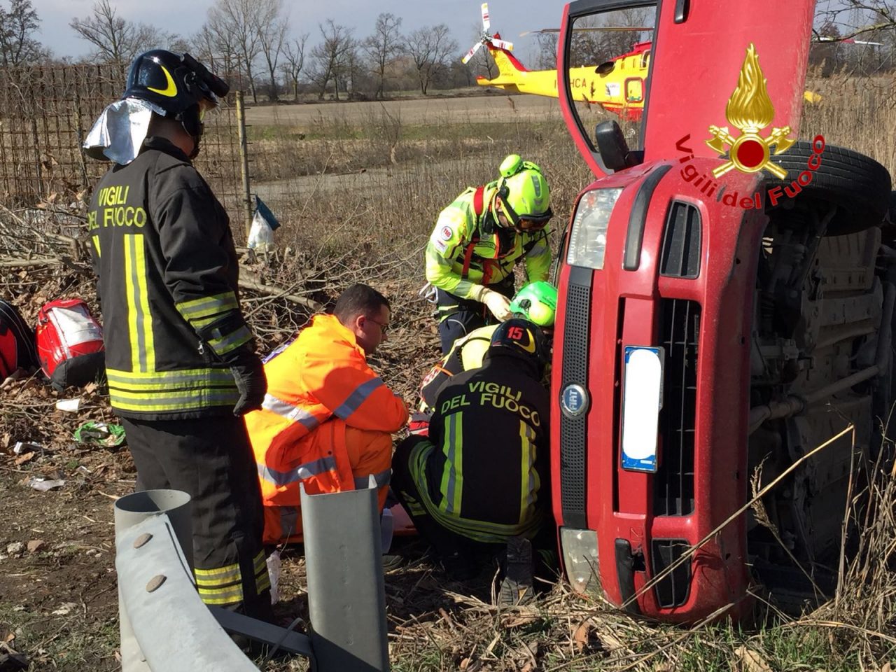 Auto contro tir lungo la sp 40 a Lacchiarella: in corso le operazioni dei soccorritori FOTO