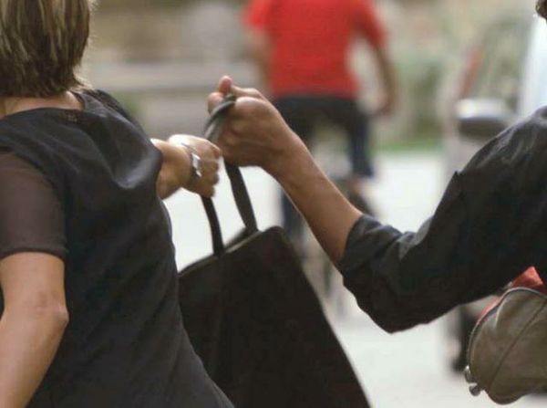 Donna scippata i Carabinieri acciuffano al volo un ragazzo nemmeno 20enne