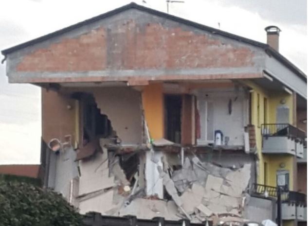 Esplode casa nel milanese: feriti estratti dalle macerie