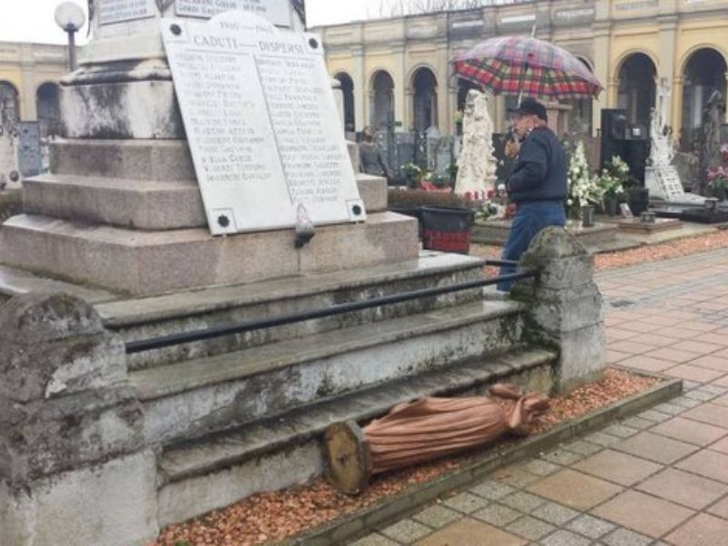 Blitz sacrilego razziato un altro cimitero nel Lodigiano
