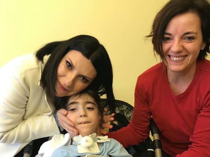 Laura Pausini all’ospedale di Lodi per un bimbo affetto della Sindrome di West