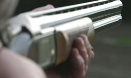 Spara al ladro con il fucile da caccia: grave un 26enne