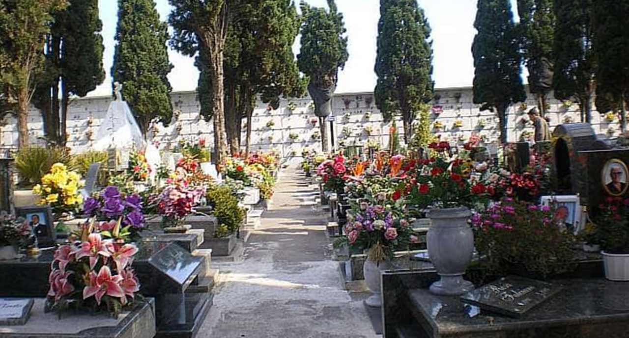 Profanate tombe e ossari nei cimiteri di Certosa di Pavia