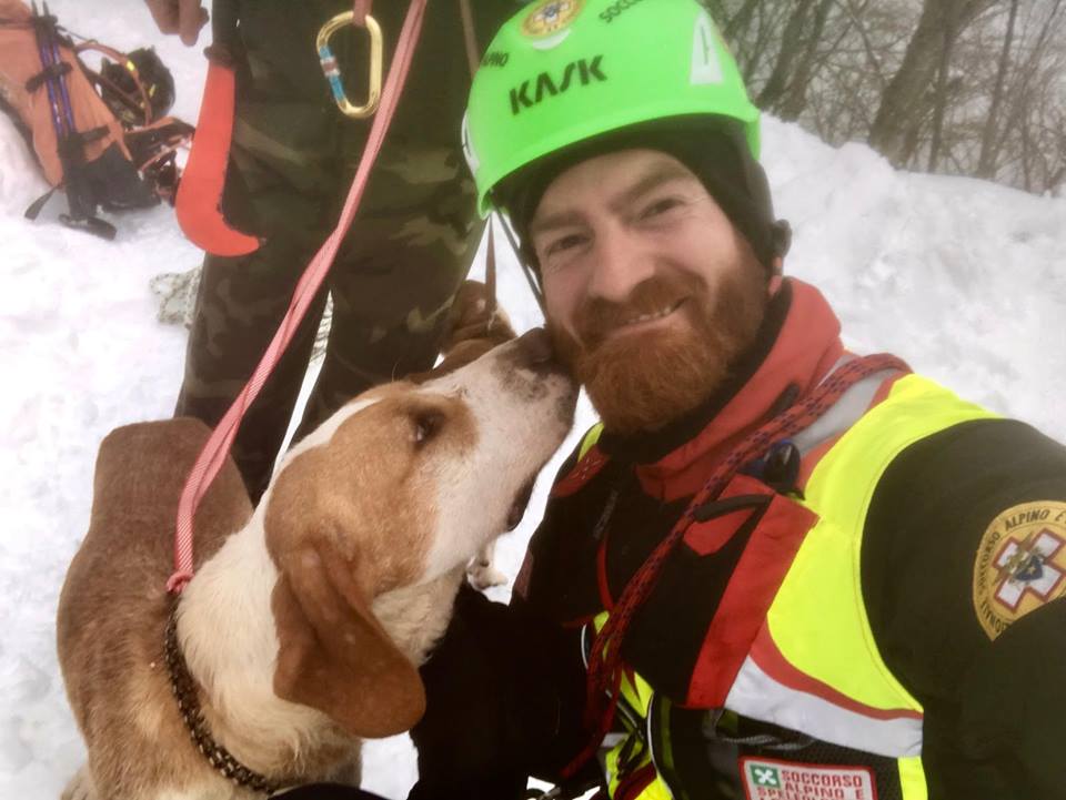 Soccorso alpino salva due cani scivolati in un dirupo FOTO