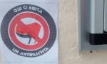 Raid notturno contro gli antifascisti: ma il "marchio" diventa orgoglio e tutti lo chiedono