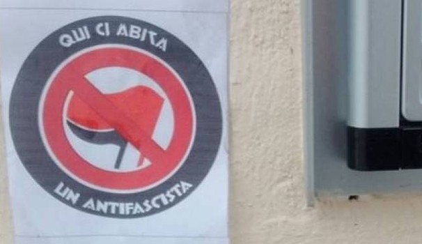 Raid notturno contro gli antifascisti: ma il “marchio” diventa orgoglio e tutti lo chiedono