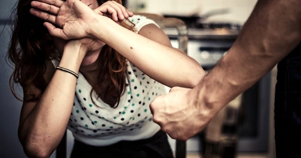 Violenza sulla moglie: lei scappa in strada con il figlio