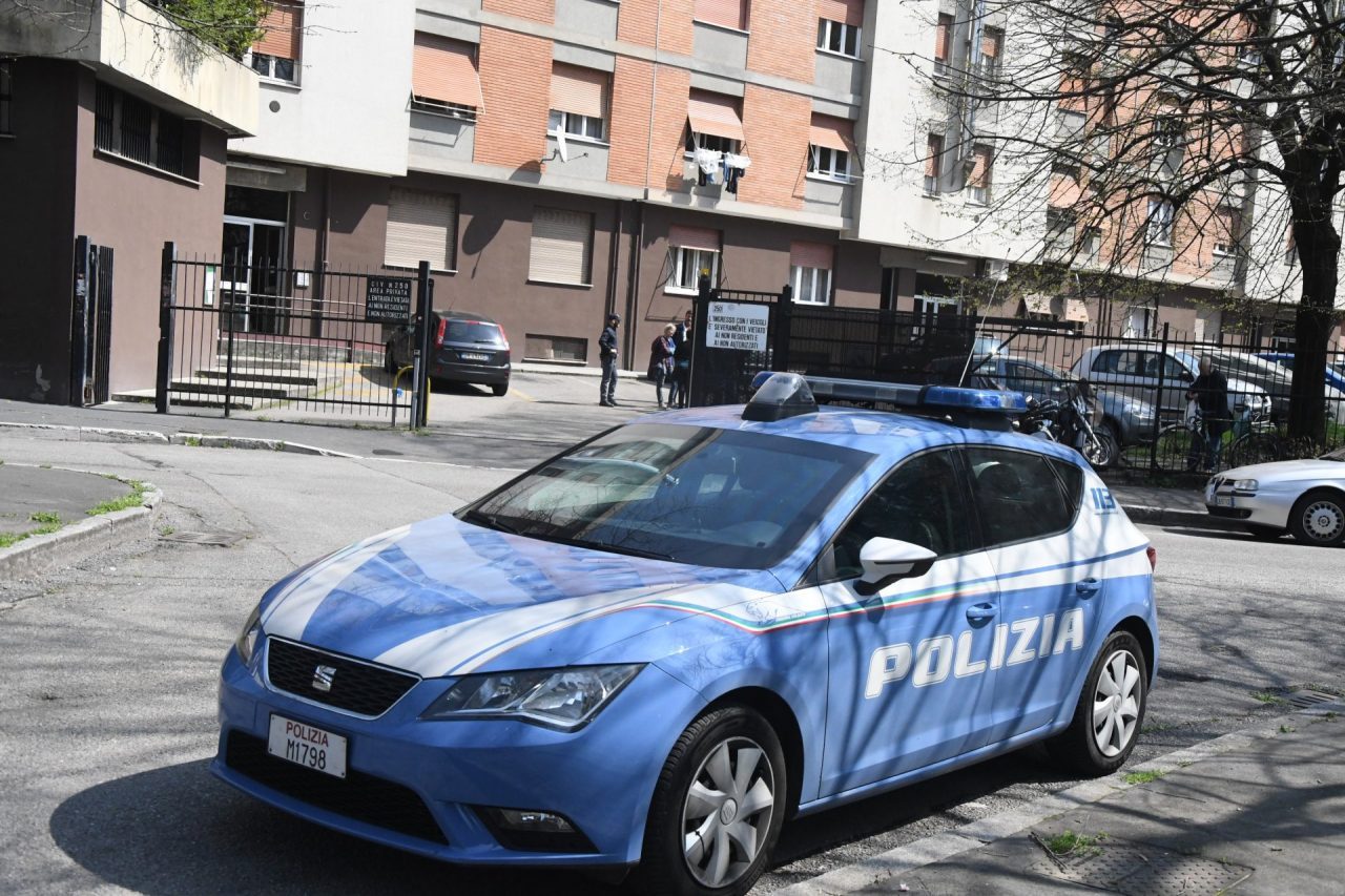 Donna trovata morta da giorni in casa con un coltello nel petto FOTO