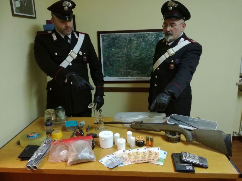 Droga in casa, arrestato un 28enne