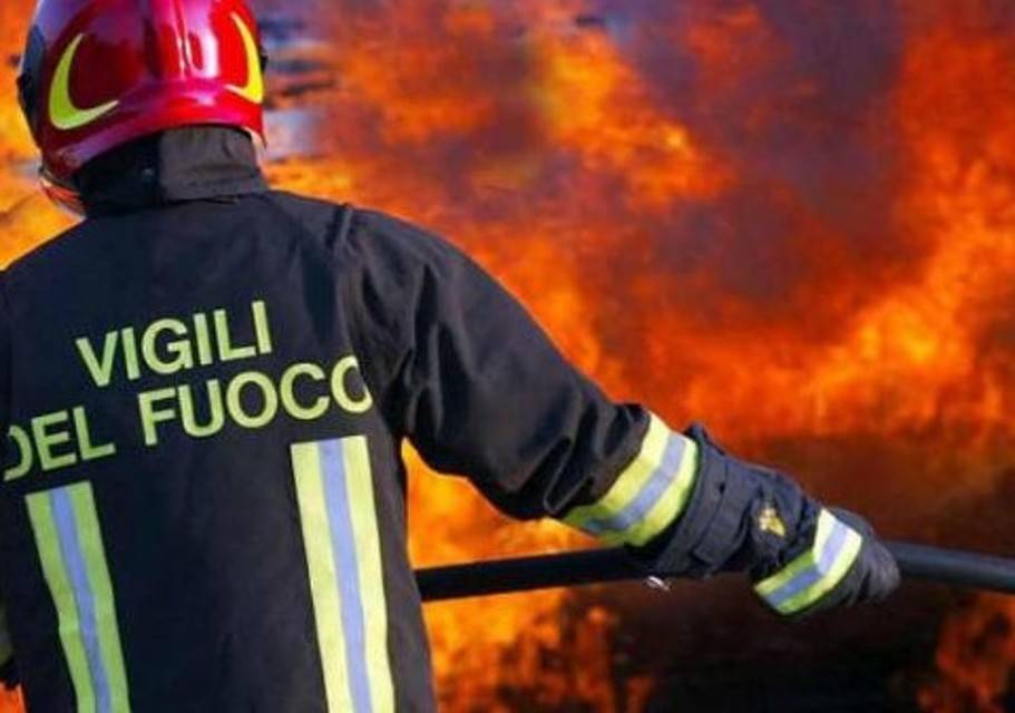 Incendio in abitazione, due vigili del fuoco intossicati