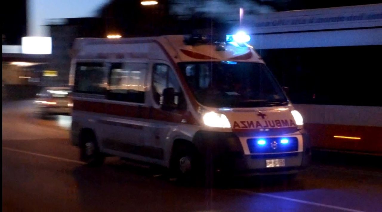 Incidente stradale 10 persone coinvolte, quasi tutti ragazzini SIRENE DI NOTTE
