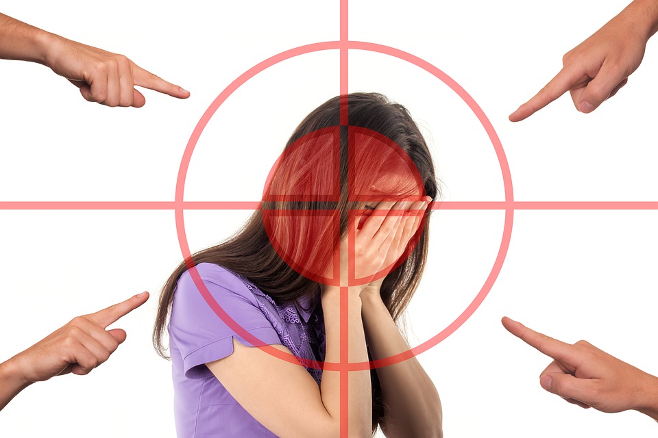 Bullismo femminile: 14enne picchiata perché troppo carina
