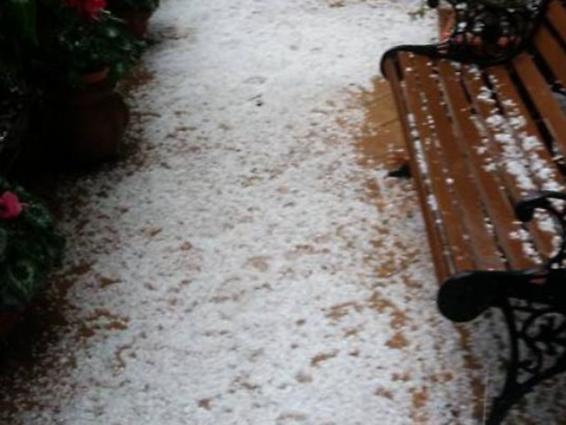 Nubifragio in città si depositano 5 centimetri di grandine VIDEO