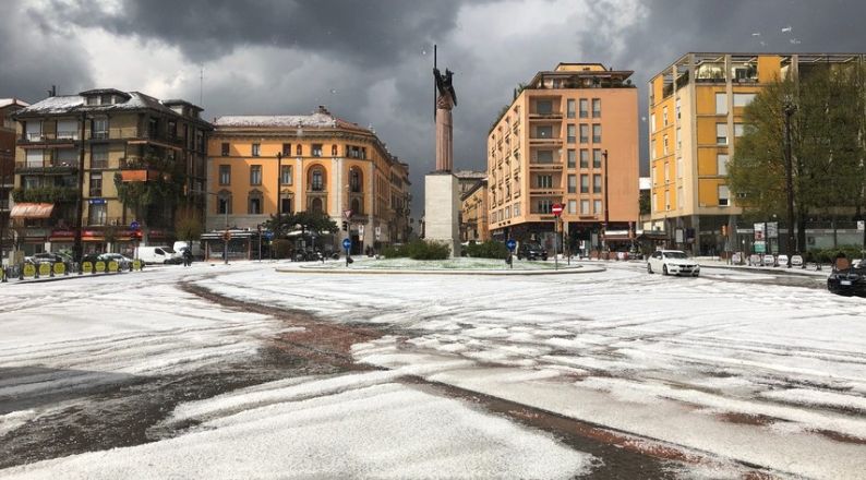 Grandine a Pavia crolla il soffitto del Centro servizi formazione