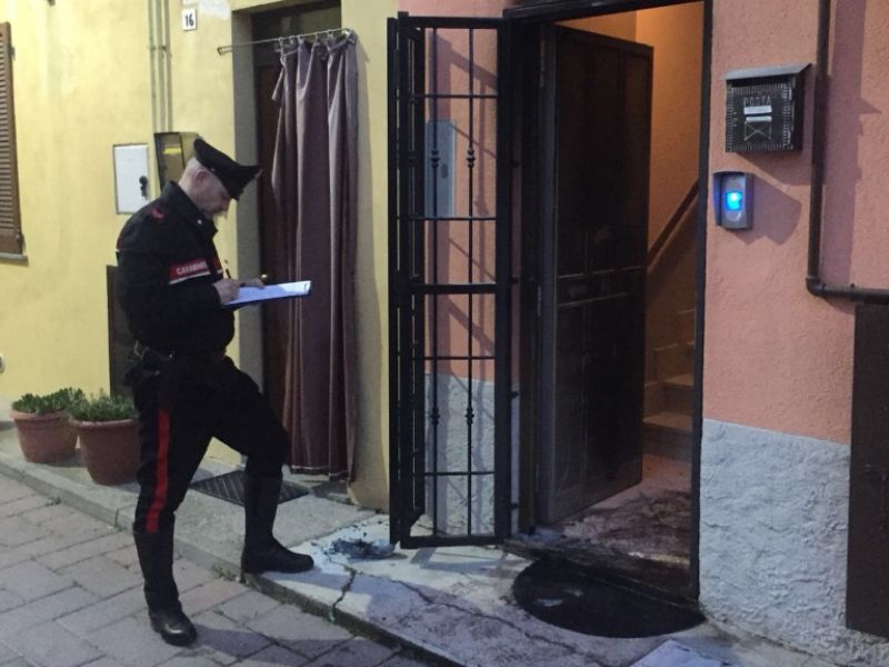 Casa in fiamme, salvata intera famiglia