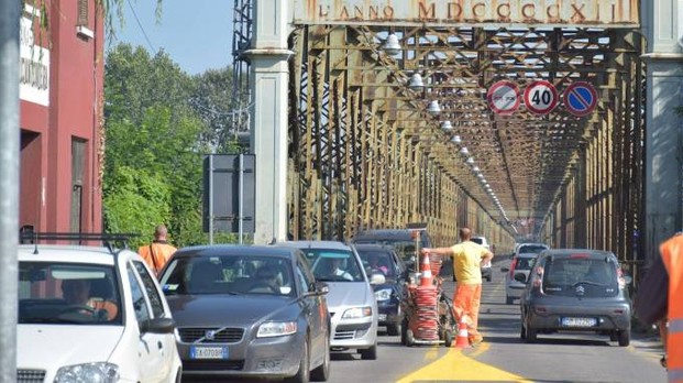 Ponte della Becca chiuso, auto in coda