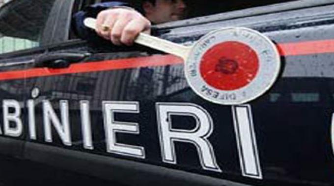 Calci e pugni al titolare del maneggio