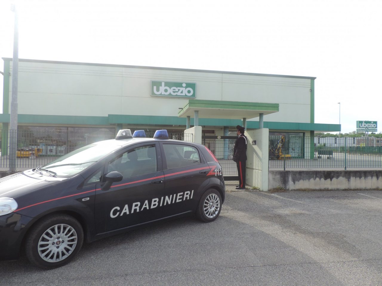 Sfondano vetrata del negozio di ferramenta