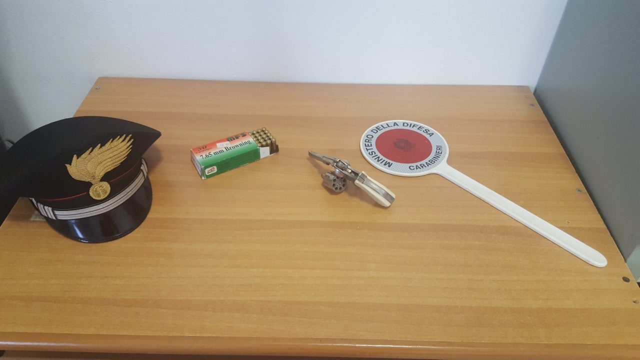 Pistola illegale in casa, arrestato pregiudicato