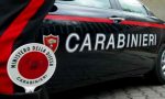 Minaccia con un coltello madre e fratello, arrestato