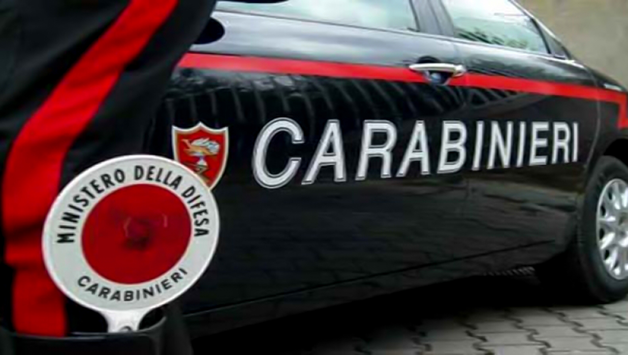 Minaccia con un coltello madre e fratello, arrestato