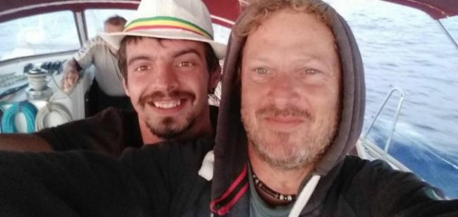 Velisti dispersi nell’oceano; arriva nave italiana a cercarli