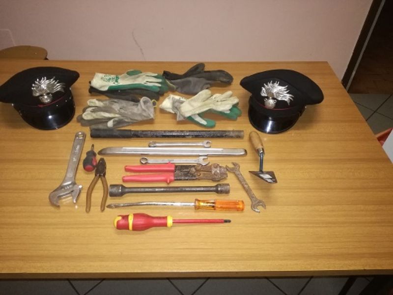 Utensili da scasso sul furgone, denunciate tre persone