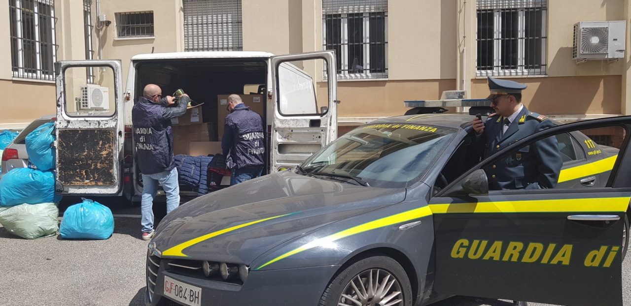 Padre e figlio denunciati: impresa familiare di marchi taroccati