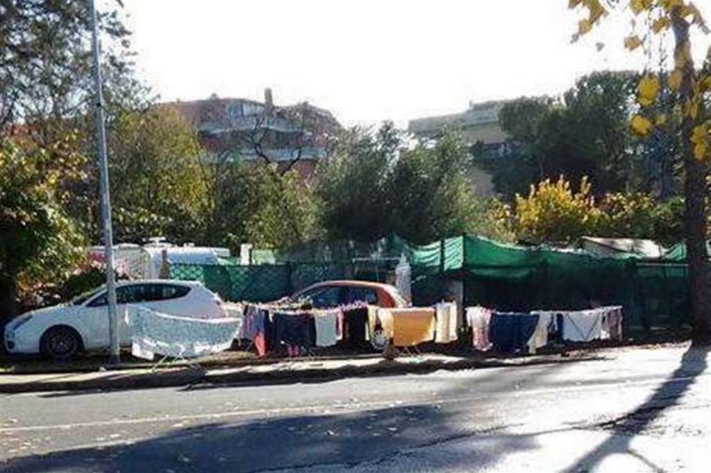 Carovana di nomadi invade parcheggio del San Matteo