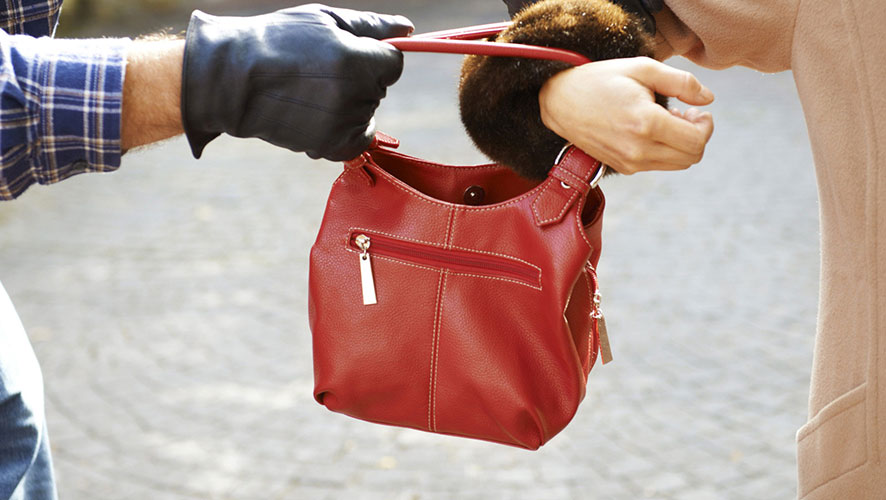 Aggredita e minacciata con un coltello per rubarle la borsa